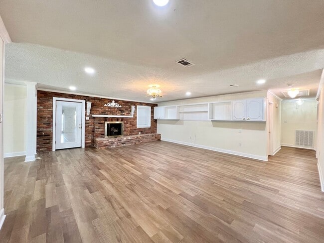 Building Photo - Three Bedroom House with a Huge Yard and B...