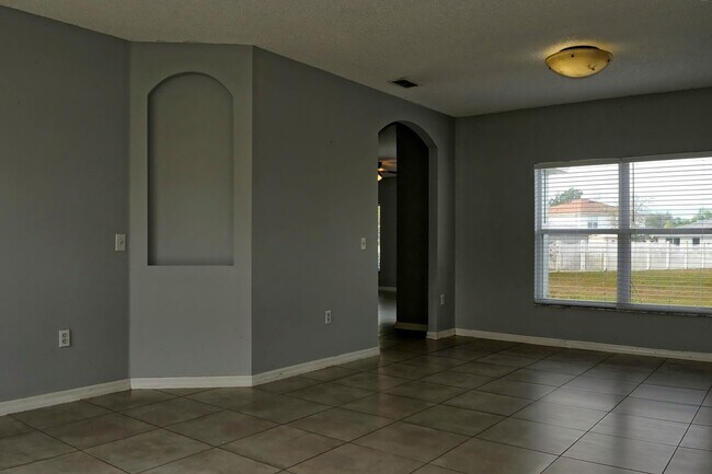 Building Photo - 752 Paris Dr