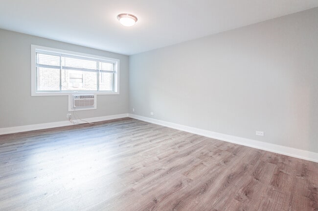 Building Photo - 525 W Surf St