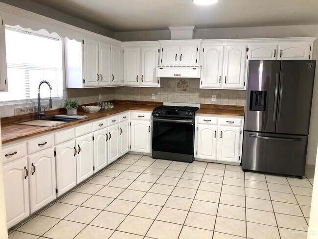 Building Photo - 904 El Campo Dr