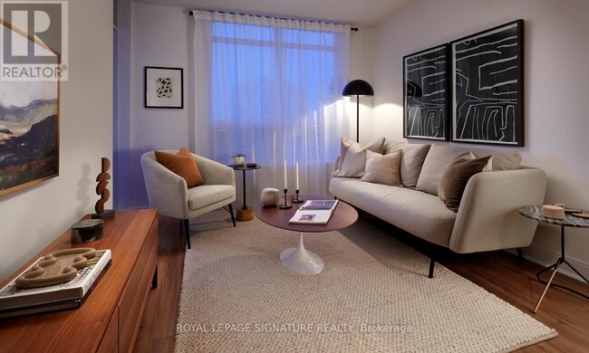 Photo du bâtiment - 105 Harrison Garden Blvd