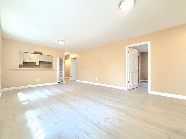 Foto del edificio - 1385 E Vernon Ave