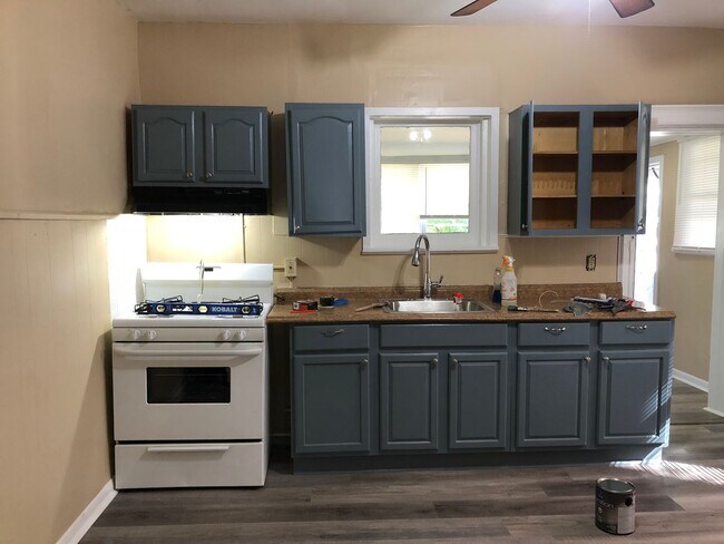 Foto del edificio - Great 3 Bedroom Home! Freshly Painted! New Flooring! Large Living Area! Eat-in-Kitchen! Screened ...