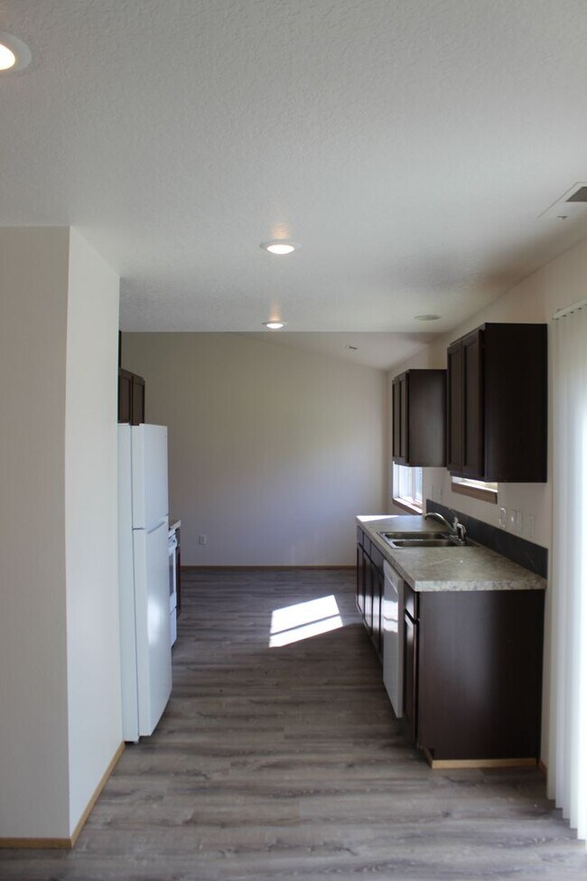 Foto del edificio - 3 bedroom 2.5 bath family home in quiet Scappoose neighborhood