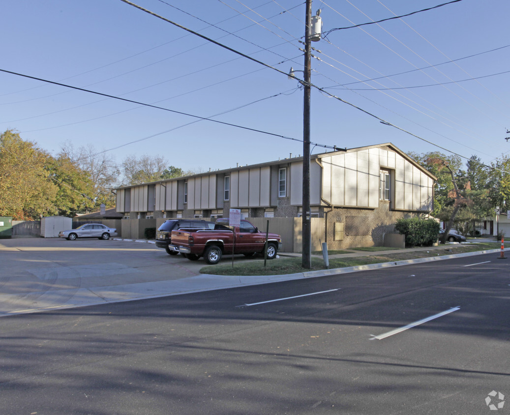 Building Photo - 715 N Center St