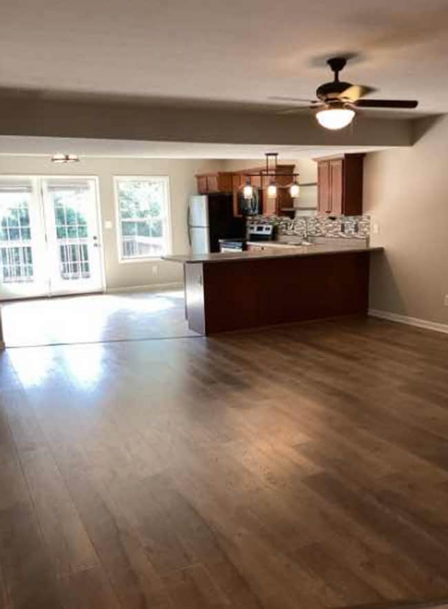 Building Photo - 3 bedroom, 2.5 bath Condo: Stoneview Neighborhood in Ellettsville! Available NOW!!