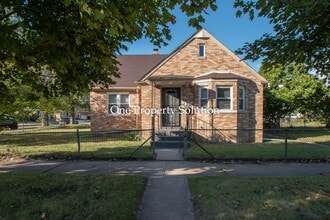 Building Photo - 700 E 36th Ave