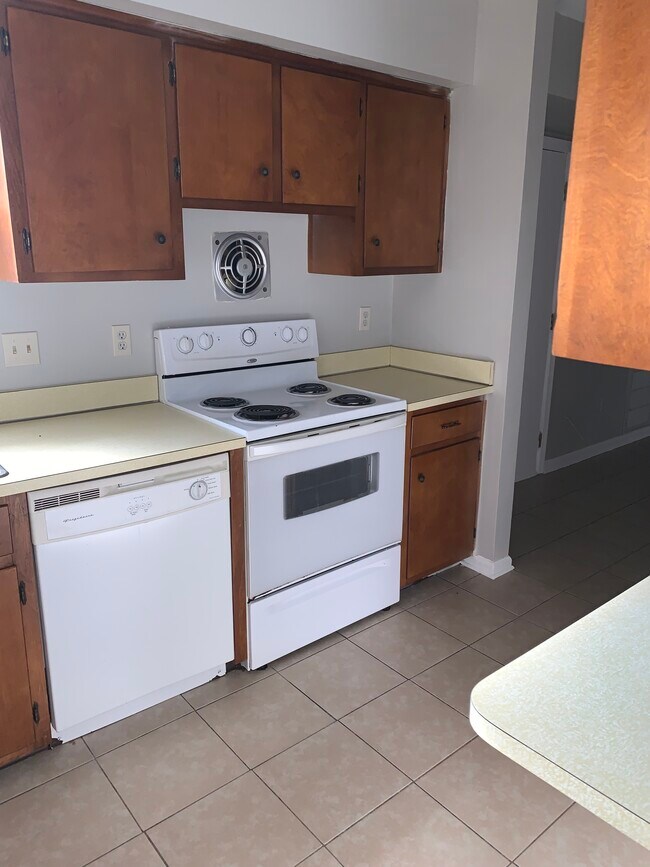Building Photo - 405 Savage Dr