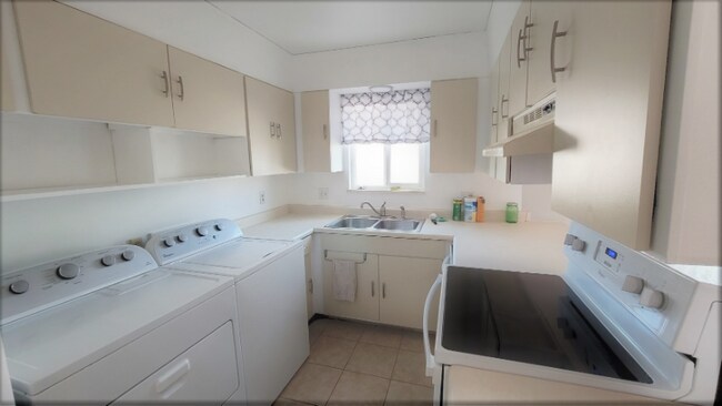 Building Photo - 992 S Coral Pl