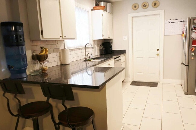 Building Photo - Minutes from Savannah, shops and restaurants