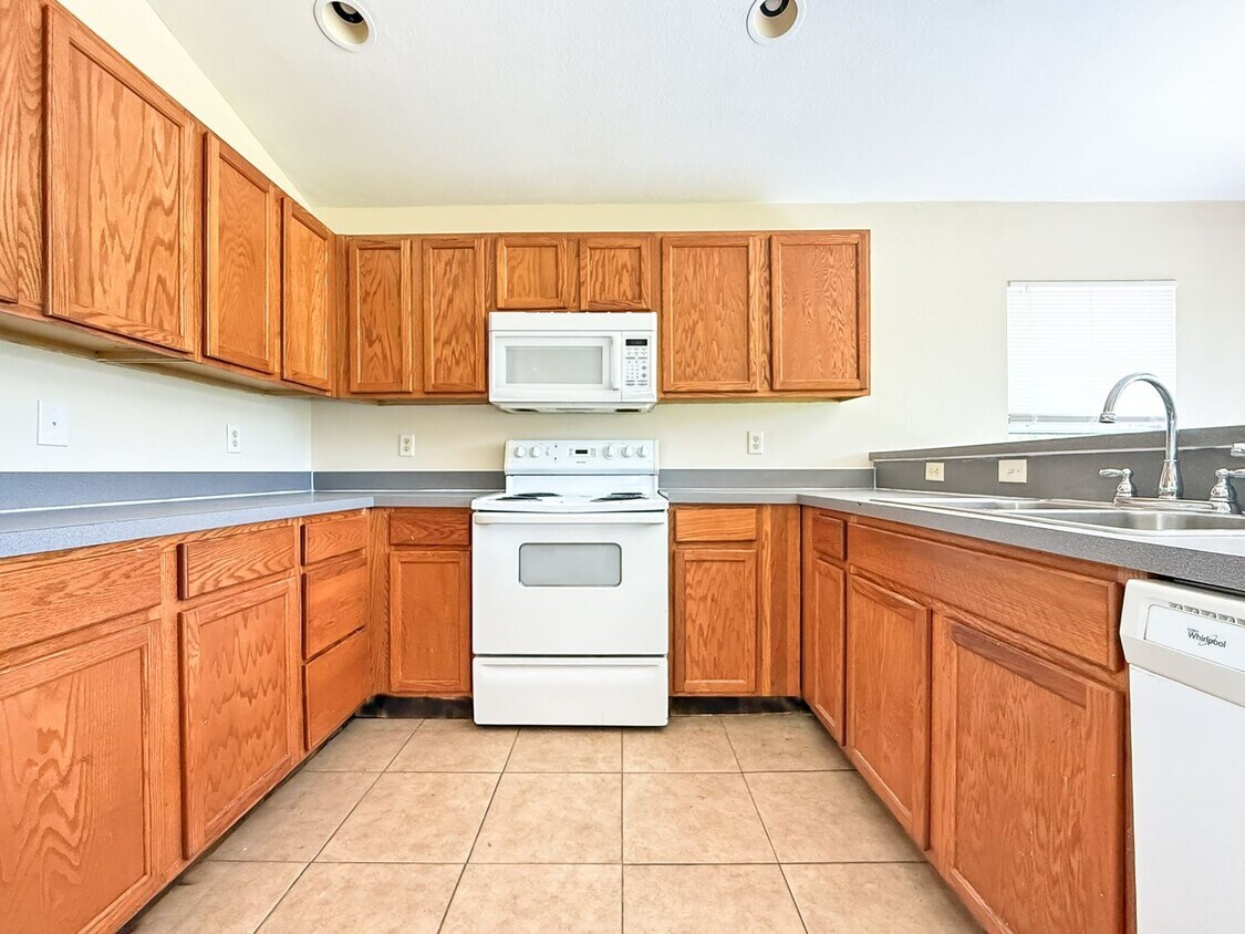 349/351 Justice Ave - 349/351 Justice Ave