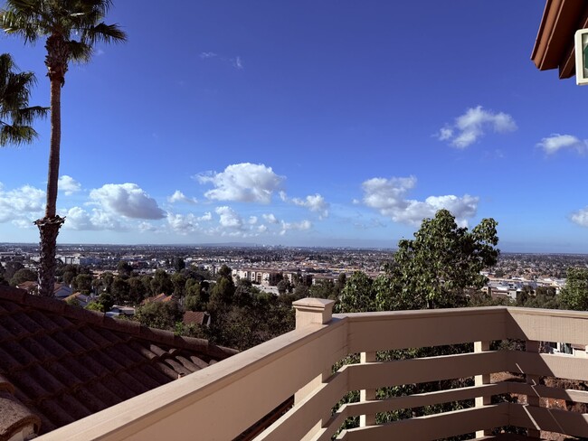 Foto del edificio - 2-Bed, 2-Bath Condo with Fireplace in San ...