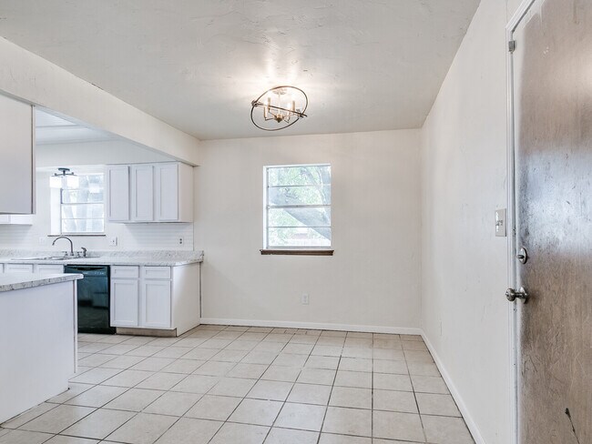 Building Photo - 3300 SW 40th