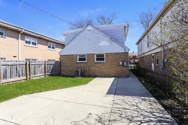 Building Photo - 124 23rd Ave