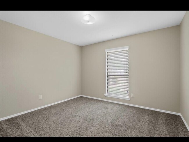 Building Photo - 3 Bedroom 2 Bath Single Family Home in Dallas
