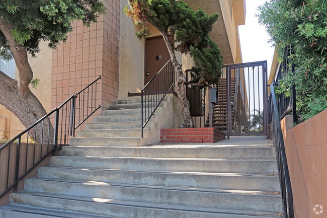 Building Photo - 2120 Vanderbilt Ln