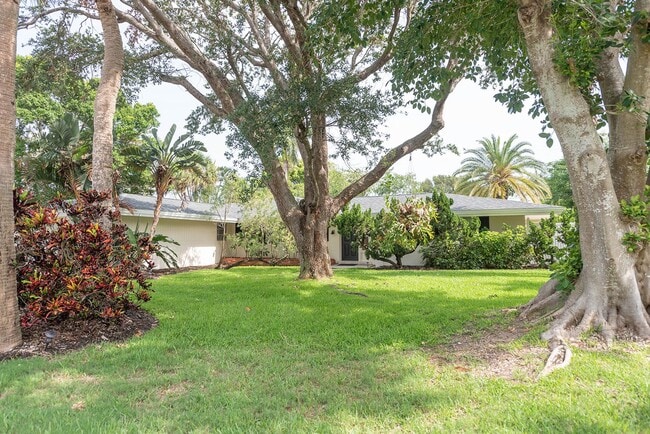 Building Photo - 508 Poinsettia Rd