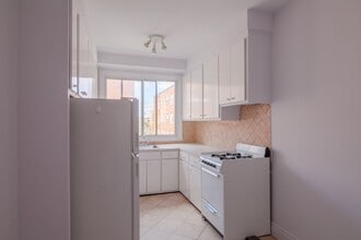 Building Photo - 4515 Av. Dupuis
