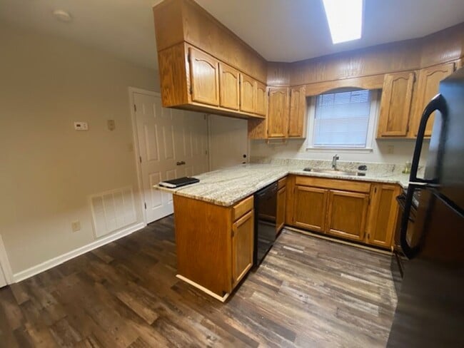 Building Photo - 2 Bedroom 1.5 Bath Townhouse