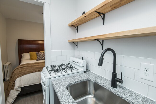 Full Kitchen - 108 16th St SE
