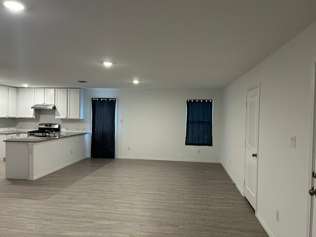 Building Photo - 5411 Daphne Path