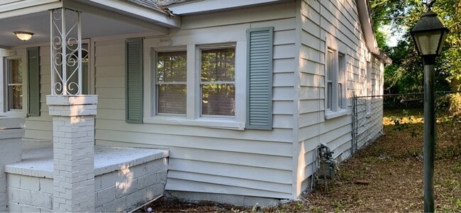 Building Photo - 412 E Chappell St