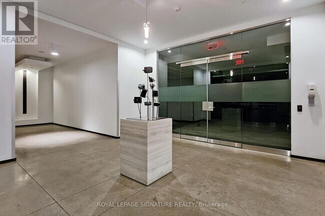 Photo du bâtiment - 1030 King St W