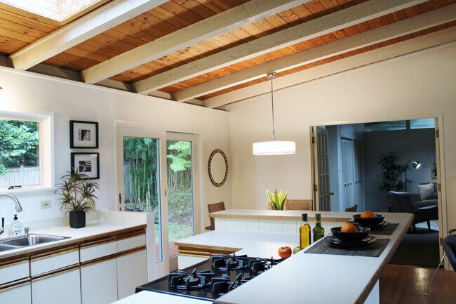 Building Photo - Amazing Rambler in West Bellevue