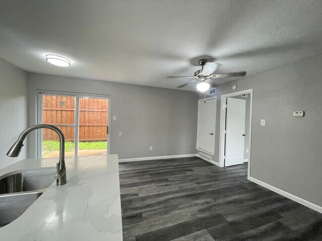 Building Photo - 811 Bluebird Dr