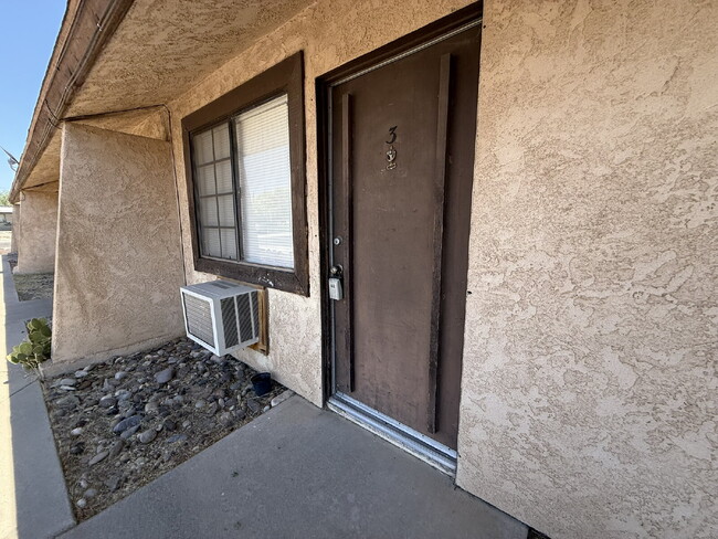 Building Photo - 2 bed 1 bath with a garage BHCRENT.COM