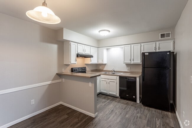 2BR, 1BA - 870 SF - High Pointe Apartments