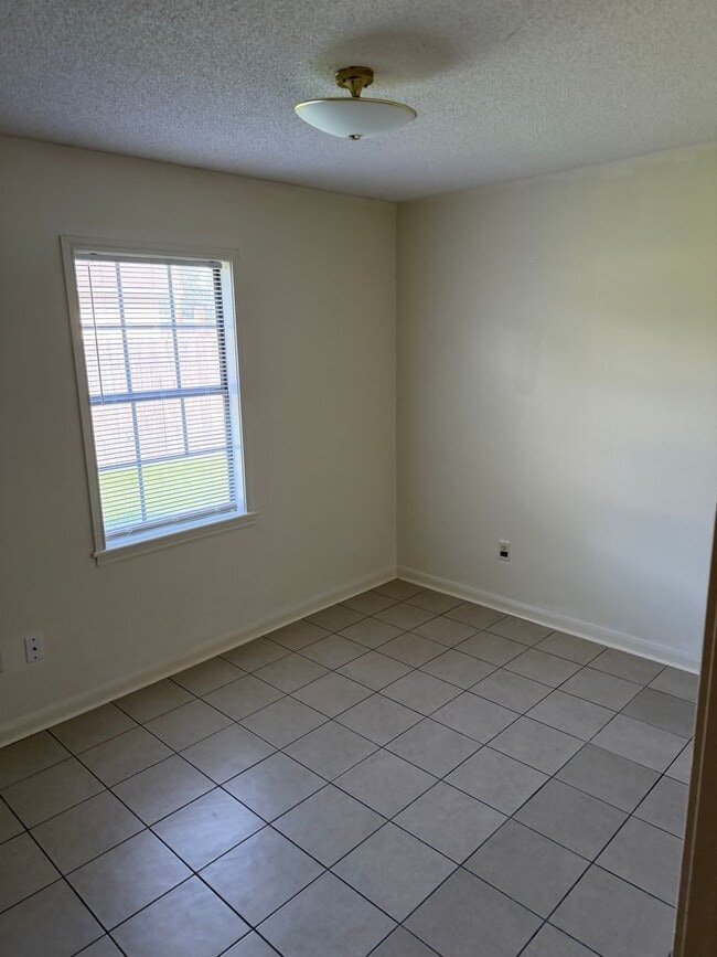 Building Photo - 6009-A Quail Ridge-Alexandria, Deerfield Subdivsion