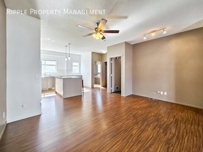 Photo du bâtiment - STUNNING 2 BEDS, 1.5 BATHS TOWNHOUSE | DOUBLE GARAGE
