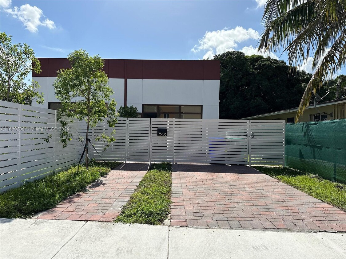 Foto principal - 3501 NW 11th Ct