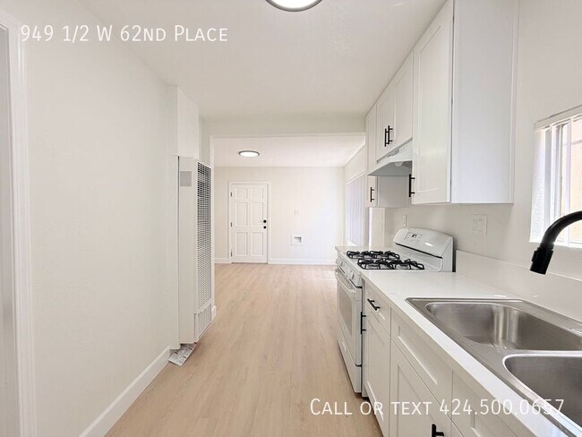 Foto del edificio - 949 1/2 W 62nd Place-