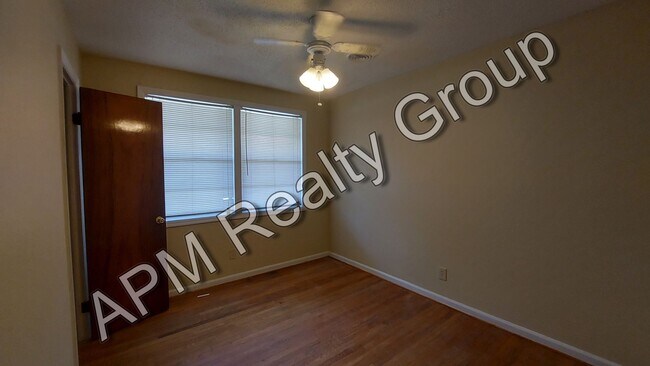 Foto del edificio - Three bedroom home in Southeast Columbia