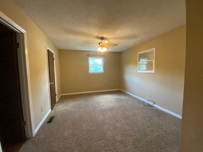 Building Photo - 2 Bedroom 2 Bath Townhouse