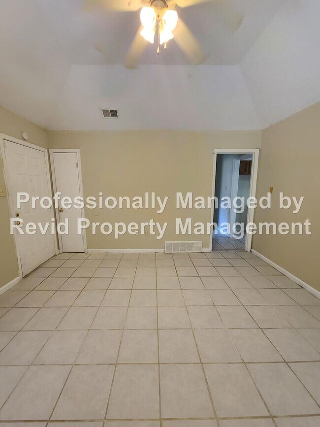 Building Photo - Charming 3 bedroom home