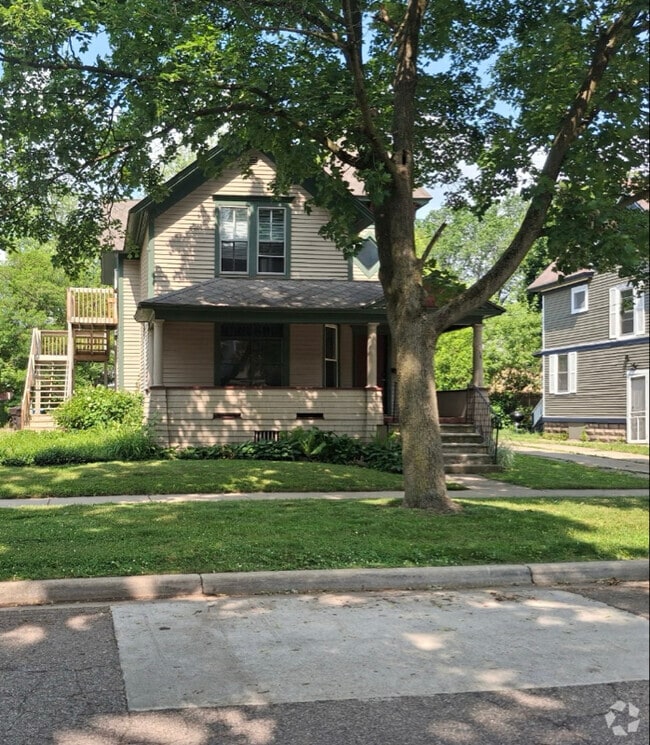 Building Photo - 516 Oak St