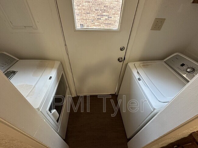 Building Photo - 2717 W Shaw St