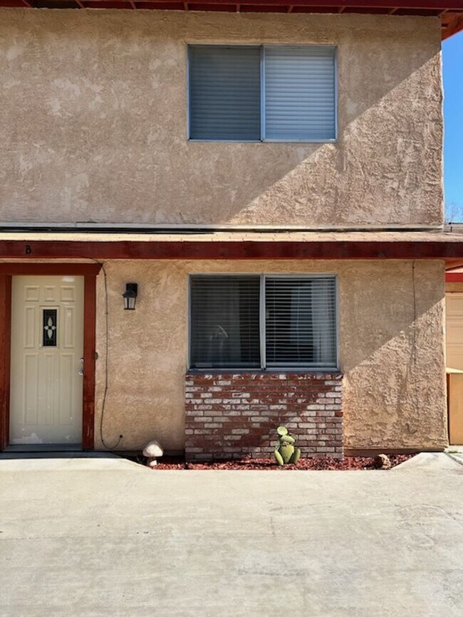 Building Photo - 1017 W Perdew Ave