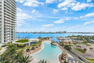 Building Photo - 220 Lake Shore Dr