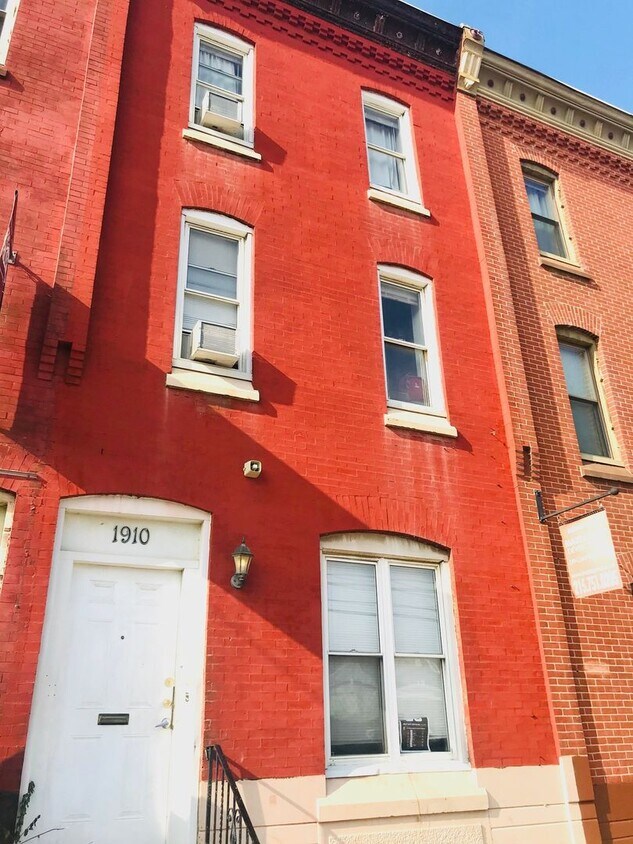 Primary Photo - Gorgeous 6-Bedroom Townhouse One Block fro...