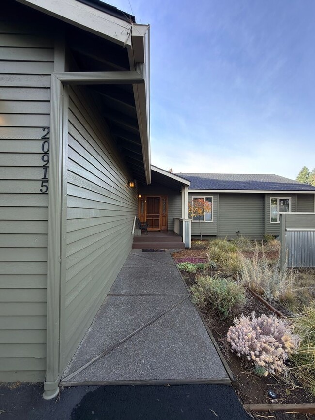 Building Photo - SEASONAL FURNISHED SHORT TERM RENTAL Offer...