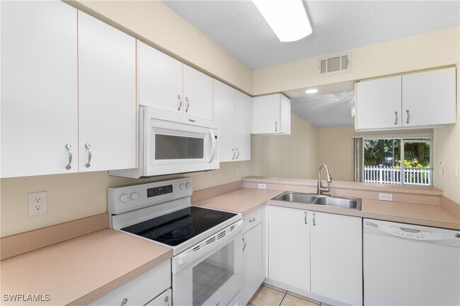 Foto del edificio - 251 Quail Forest Blvd
