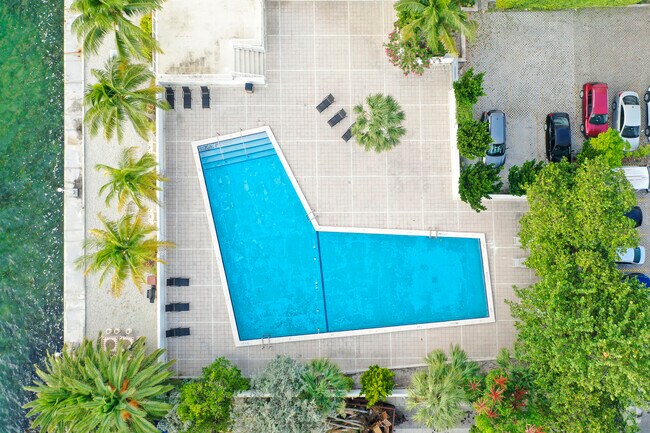 Piscina - Caribbean Towers Condominium