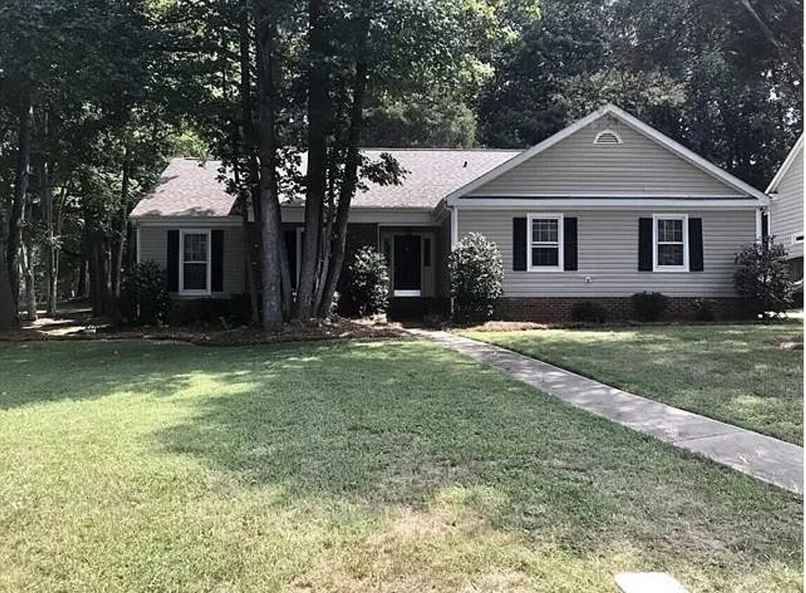 Primary Photo - Beautiful 4 bedroom, 2.5 bath home is in a...