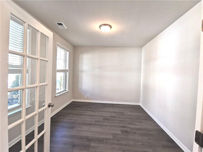 Foto del edificio - 3328 Hidden Valley Cir