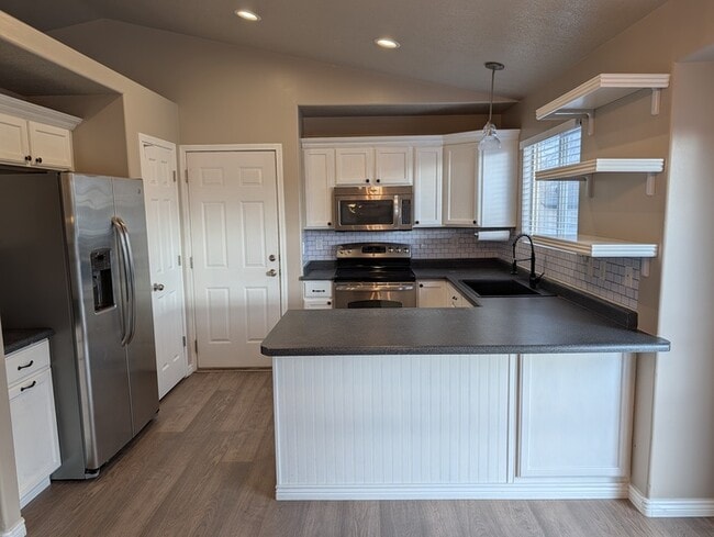 Foto del edificio - 5 Bedroom Home New Carpet and Paint