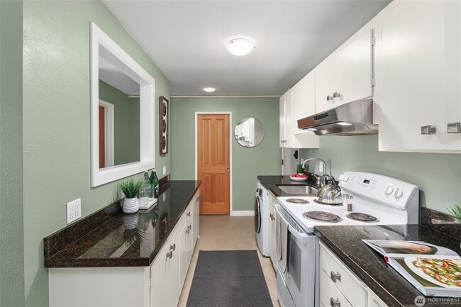 Building Photo - Top-Floor Downtown Bellevue Condo with Sunset Views